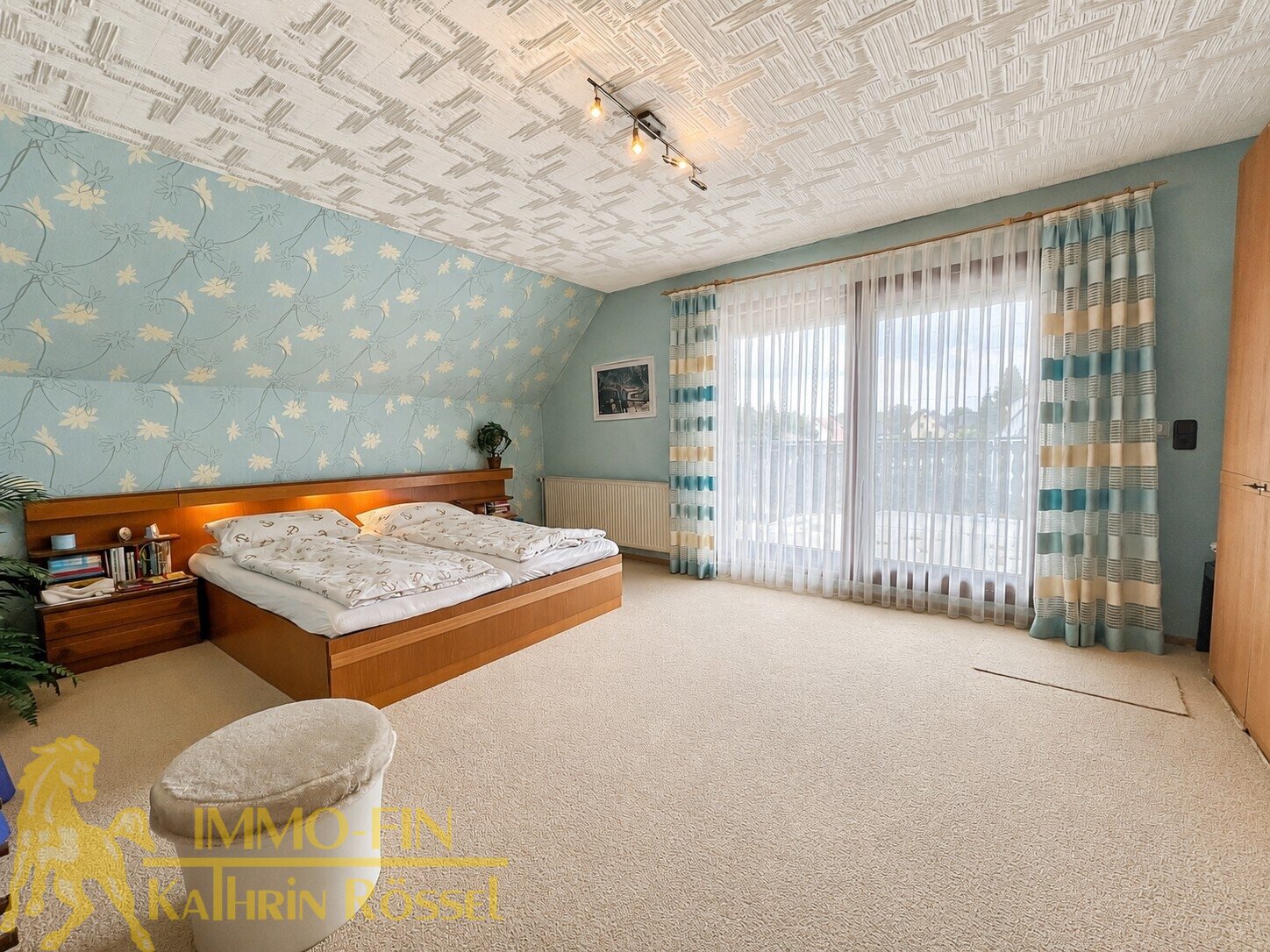 OG: Großes Schlafzimmer mit Balkon OG: Großes Schlafzimmer mit Balkon