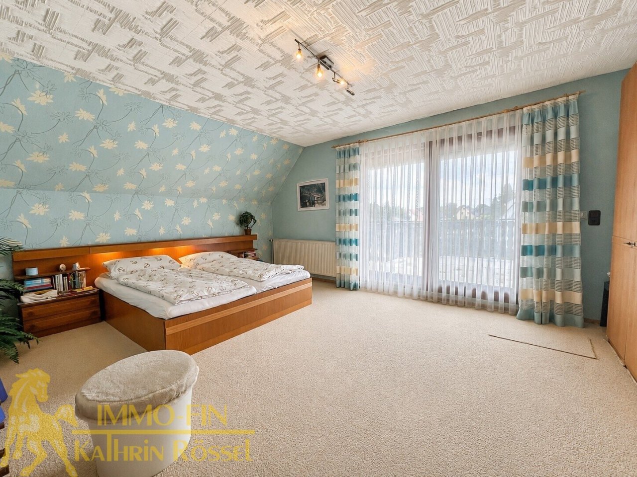OG: Großes Schlafzimmer mit Balkon OG: Großes Schlafzimmer mit Balkon