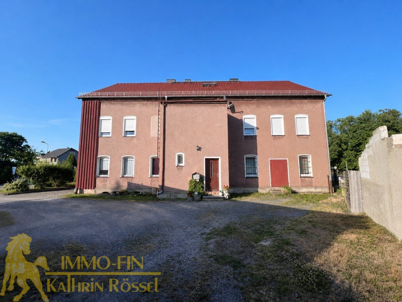 Solides Mehrfamilienhaus Hofansicht W (KI-optimiert) Solides Mehrfamilienhaus Hofansicht W (KI-optimiert)
