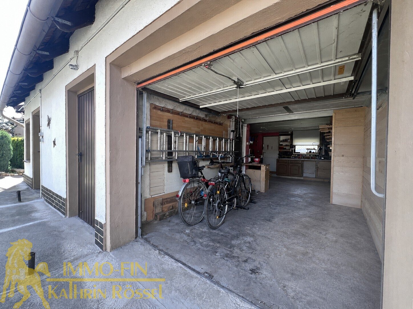 Blick in die linke Garage (KI-optimiert)