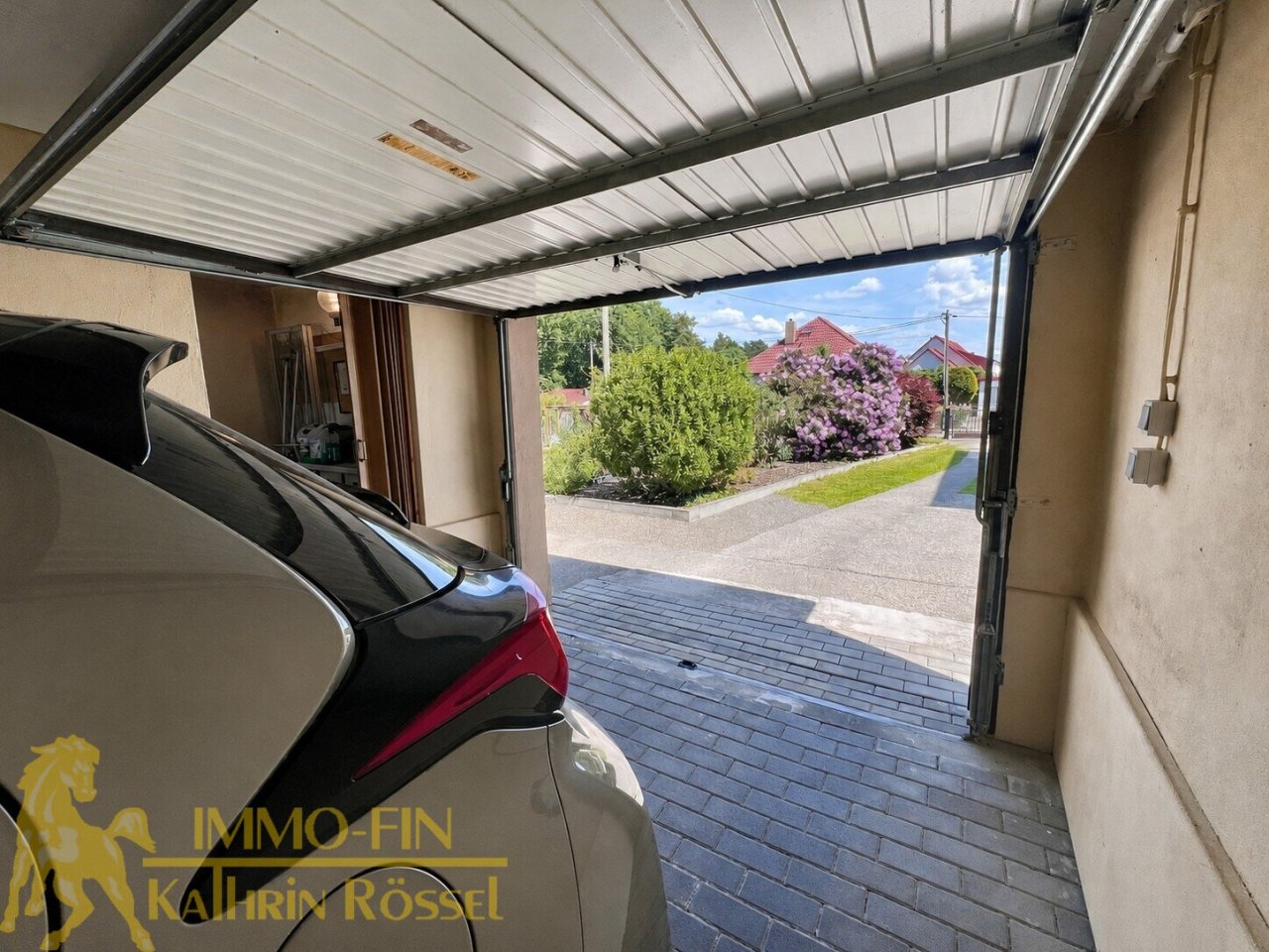 Nebengebäude: Garage rechts