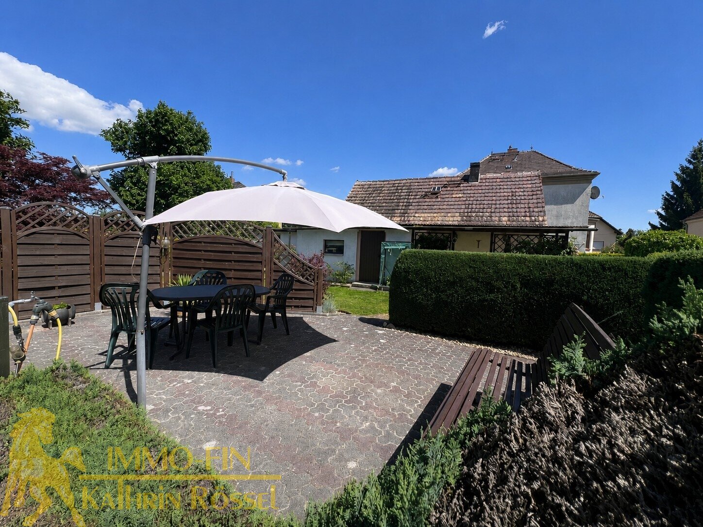 Offener Sitzbereich im Garten (KI-optimiert)