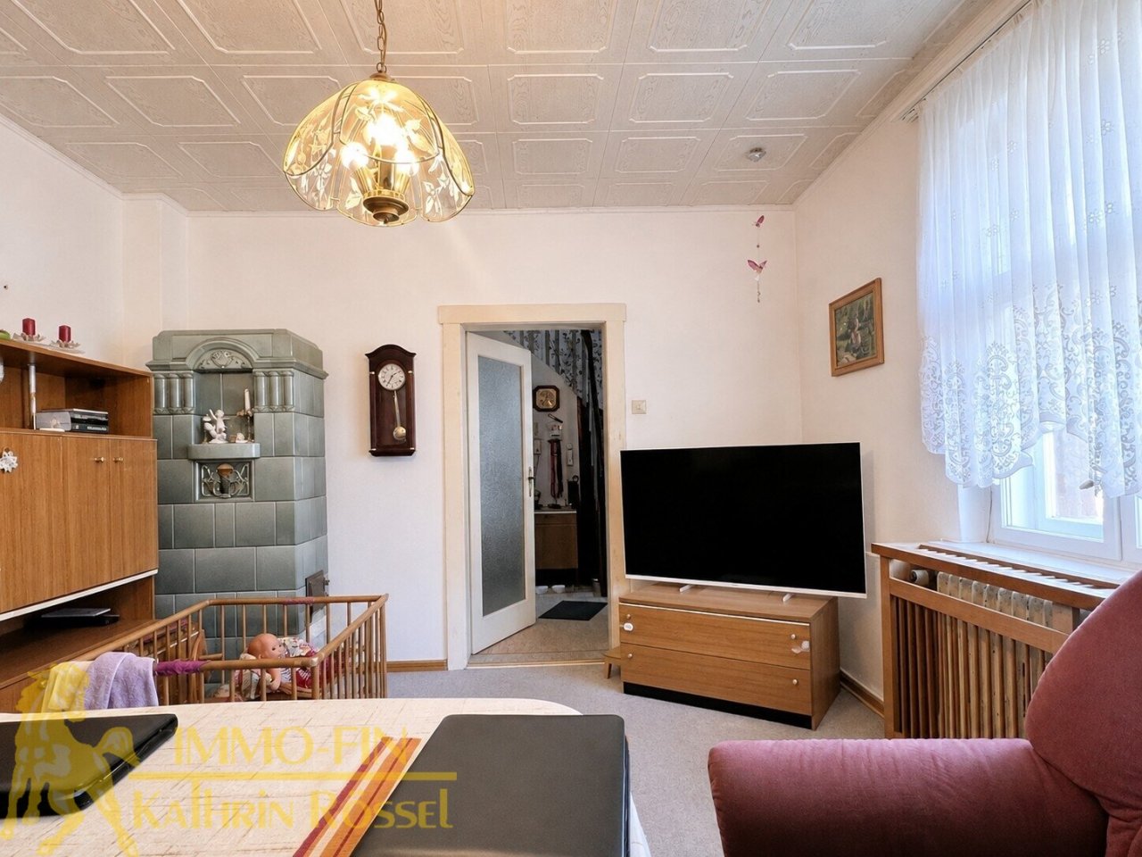 EG: Wohnzimmer mit Kachelofen (KI-optimiert) EG: Wohnzimmer mit Kachelofen (KI-optimiert)