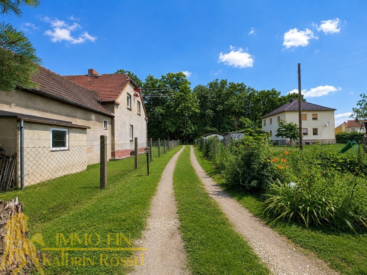 Zufahrt, vom Haus geschaut (KI-optimiert) Zufahrt, vom Haus geschaut (KI-optimiert)