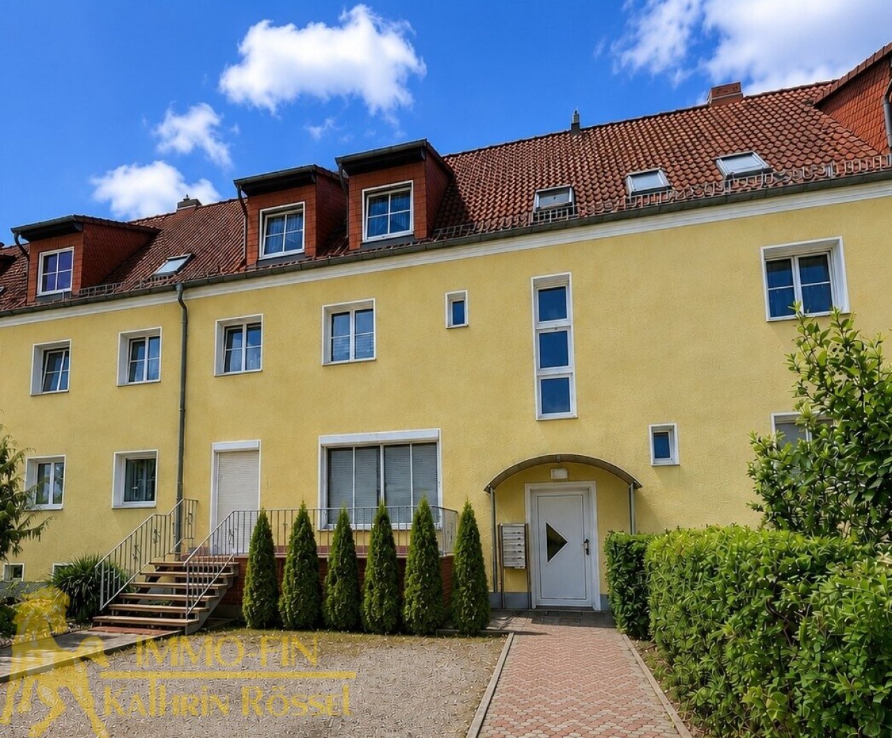 Eingangsbereich zum Wohnhaus (KI-optimiert) Eingangsbereich zum Wohnhaus (KI-optimiert)