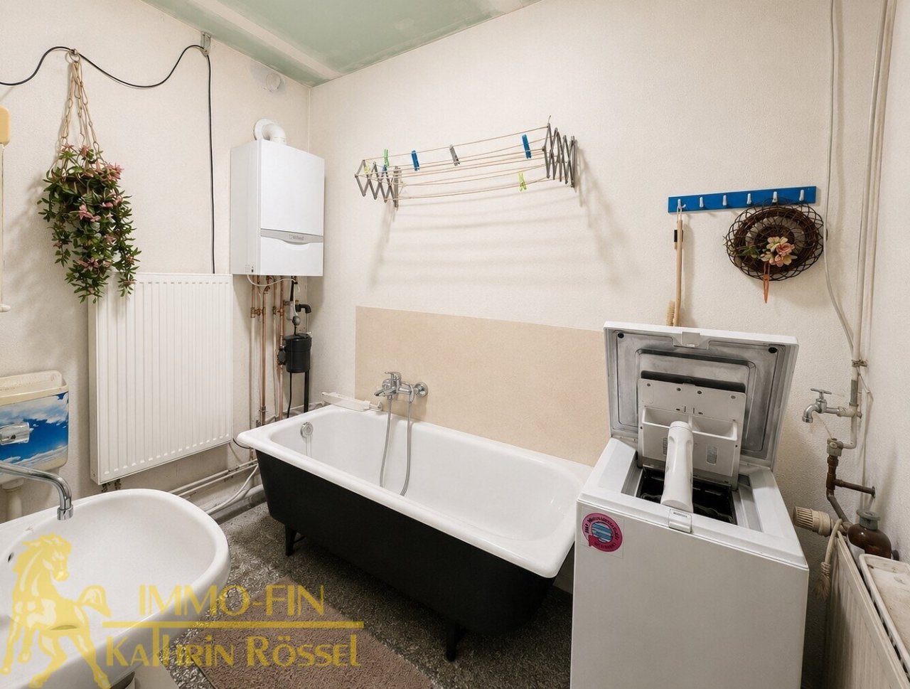 EG: Bad mit Heizungstherme (KI-optimiert)