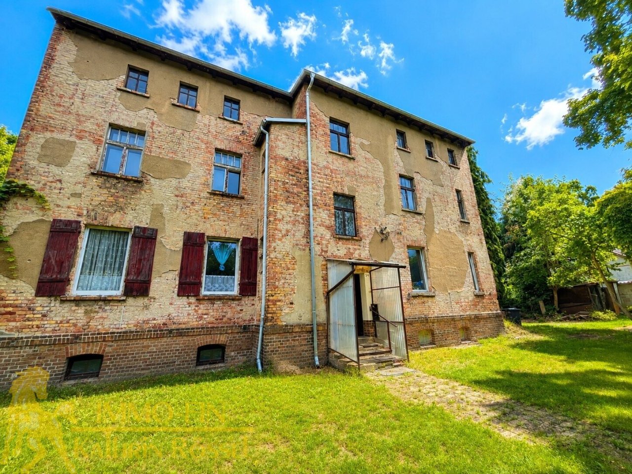 Hinteransicht Wohnhaus (KI-optimiert)
