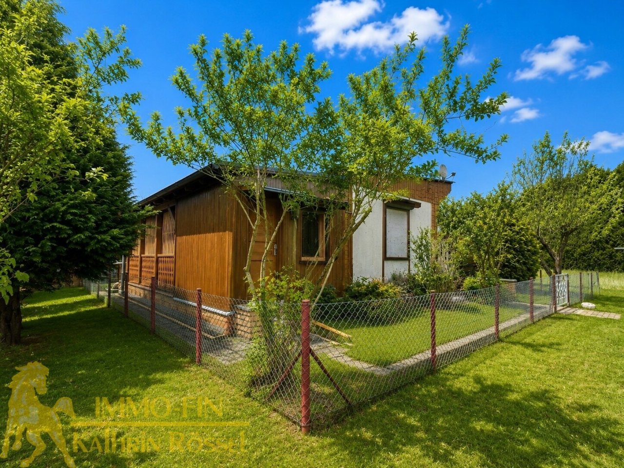 Bungalow Südwestansicht (KI-optimiert) Bungalow Südwestansicht (KI-optimiert)