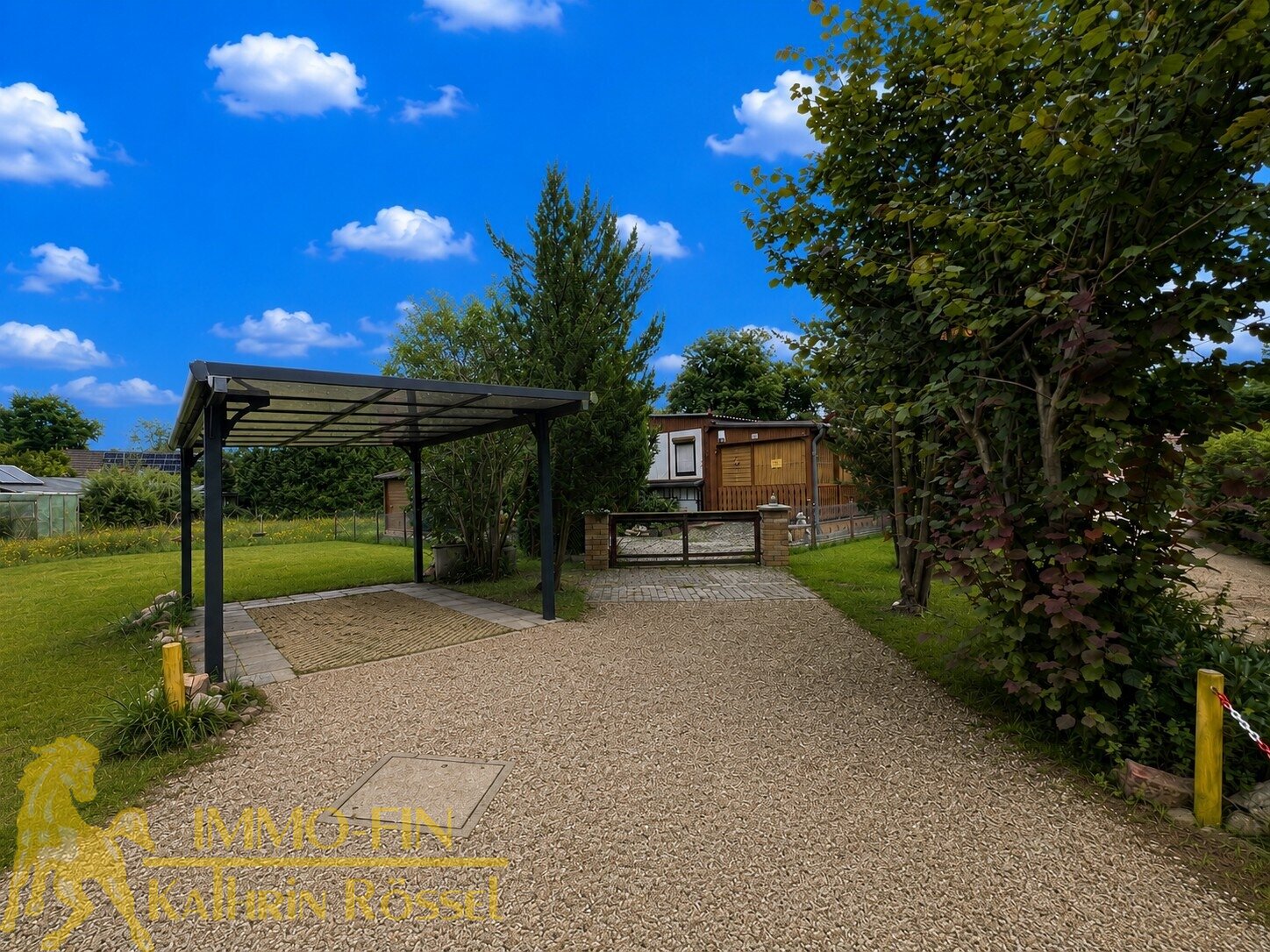 Zufahrt zum Carport (KI-optimiert) Zufahrt zum Carport (KI-optimiert)