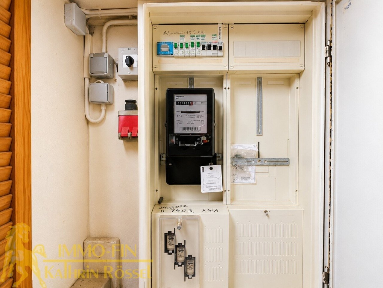 Zählerschrank in der Garage (KI-optimiert) Zählerschrank in der Garage (KI-optimiert)