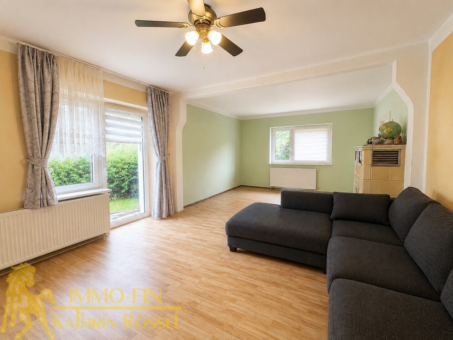 EG: Wohnzimmer mit Terrassenzugang (KI-optimiert) EG: Wohnzimmer mit Terrassenzugang (KI-optimiert)