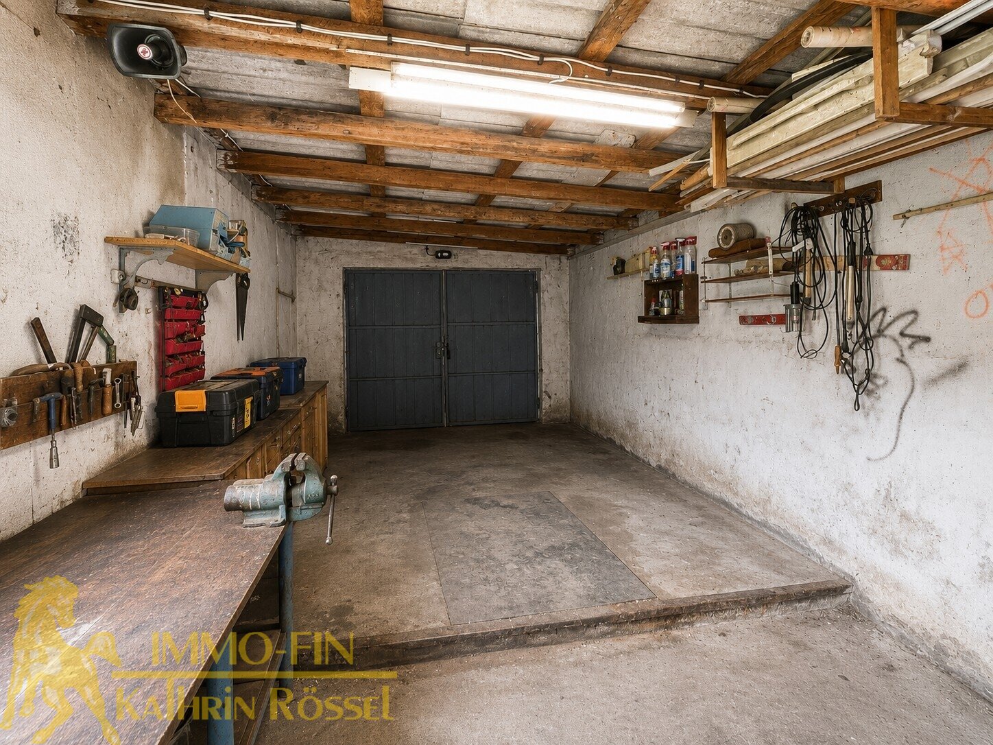 Nebengebäude 1. Garage Innenansicht (KI-optimiert) Nebengebäude 1. Garage Innenansicht (KI-optimiert)