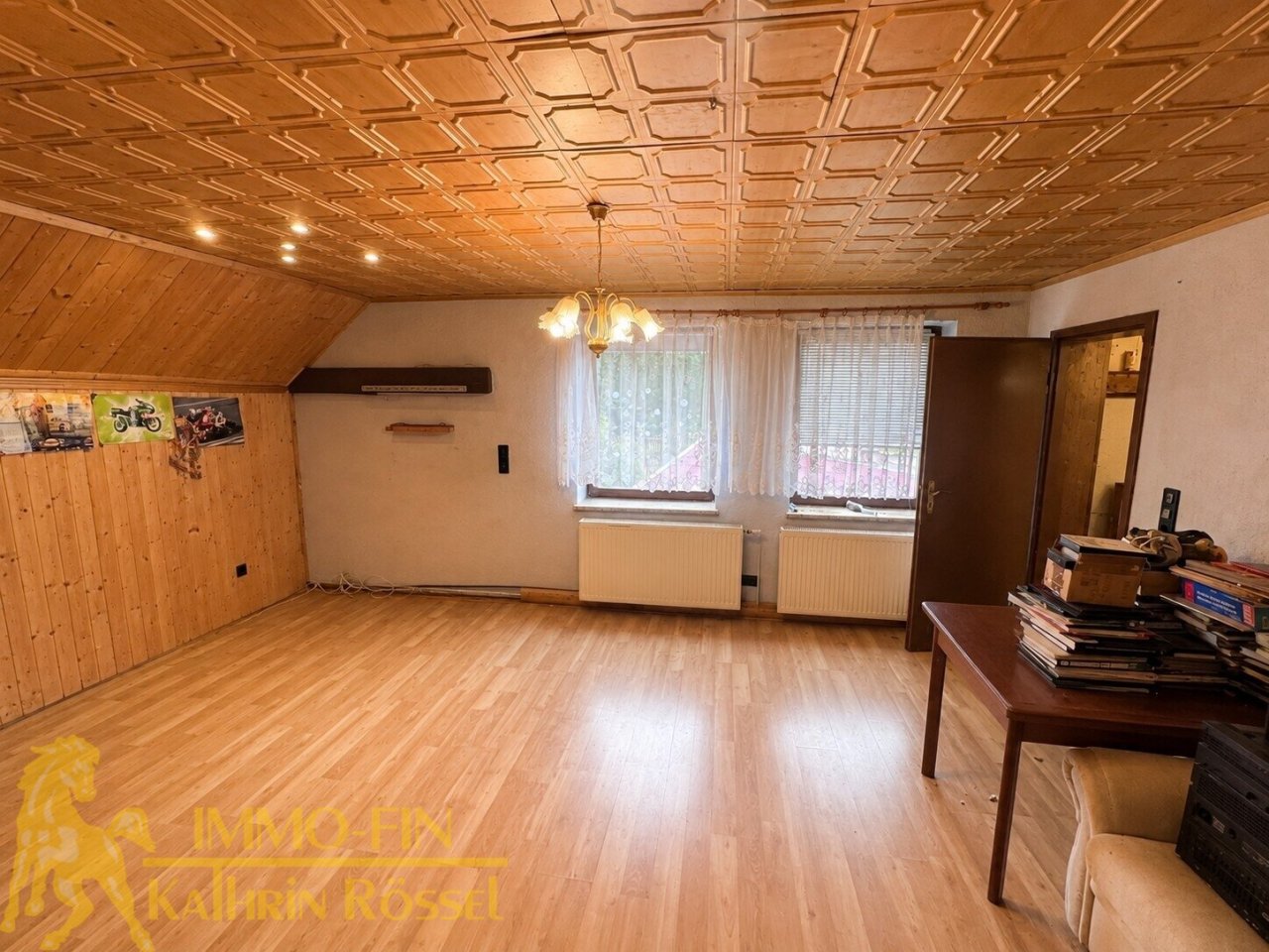 DG: großes Zimmer (KI-optimiert) DG: großes Zimmer (KI-optimiert)