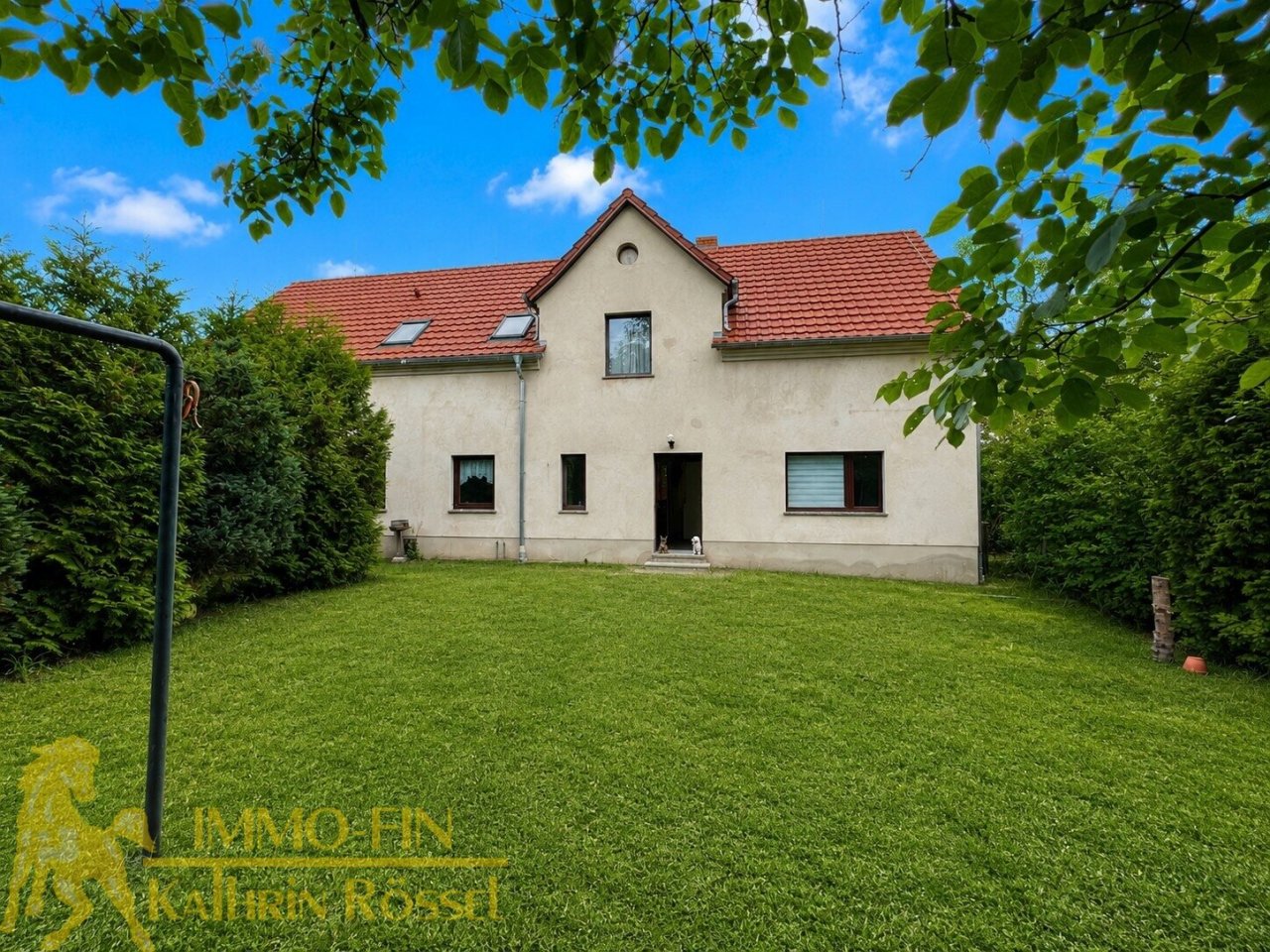 Wohnhaus Südansicht Eingang (KI-optimiert) Wohnhaus Südansicht Eingang (KI-optimiert)