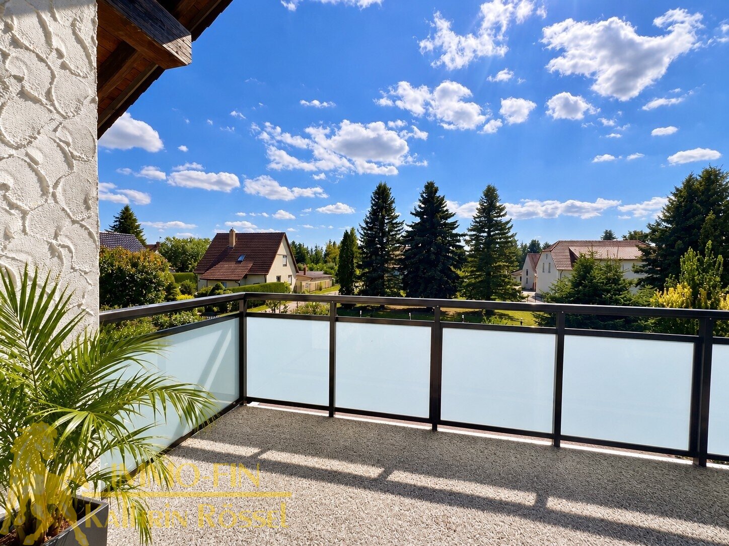 Südbalkon linke Seite vom Balkon (KI-optimiert) Südbalkon linke Seite vom Balkon (KI-optimiert)