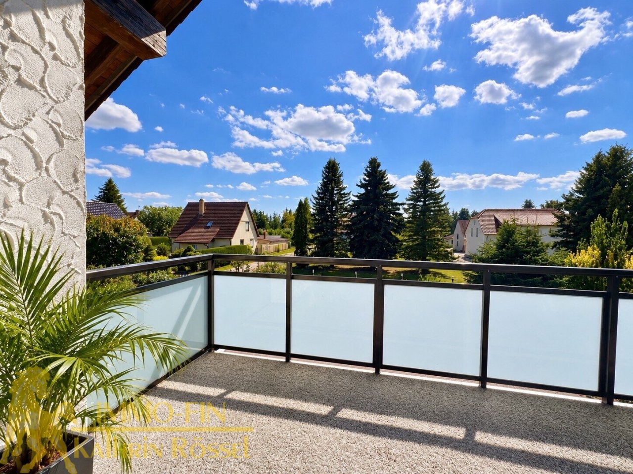 Südbalkon linke Seite vom Balkon (KI-optimiert) Südbalkon linke Seite vom Balkon (KI-optimiert)