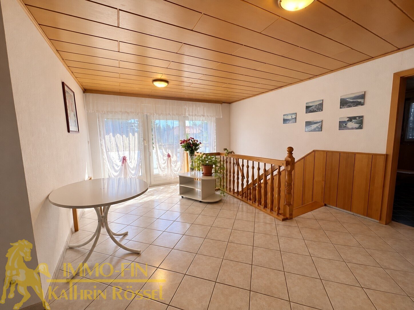 DG: Diele mit Zugang Südbalkon (KI-optimiert) DG: Diele mit Zugang Südbalkon (KI-optimiert)
