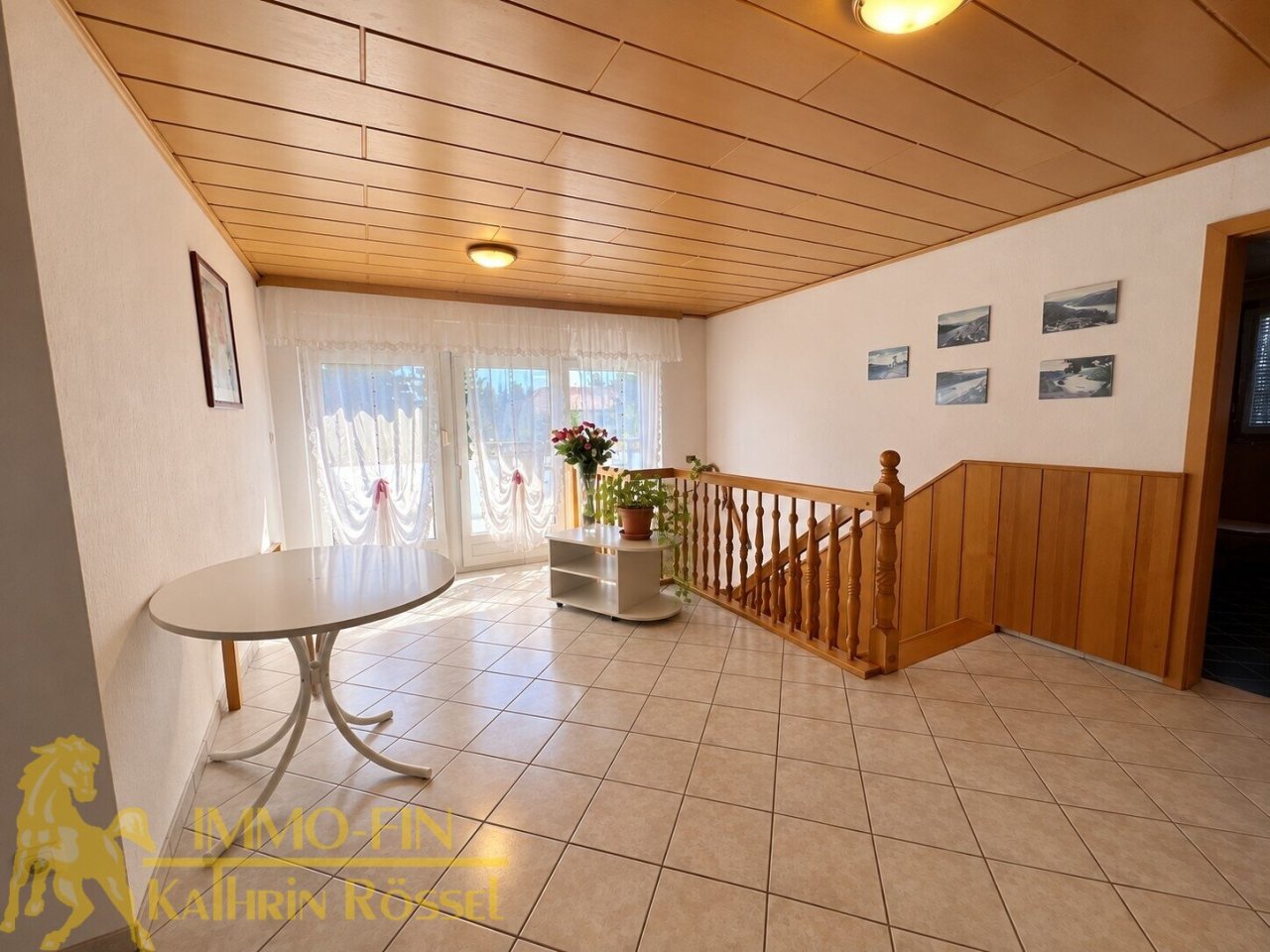 DG: Diele mit Zugang Südbalkon (KI-optimiert) DG: Diele mit Zugang Südbalkon (KI-optimiert)