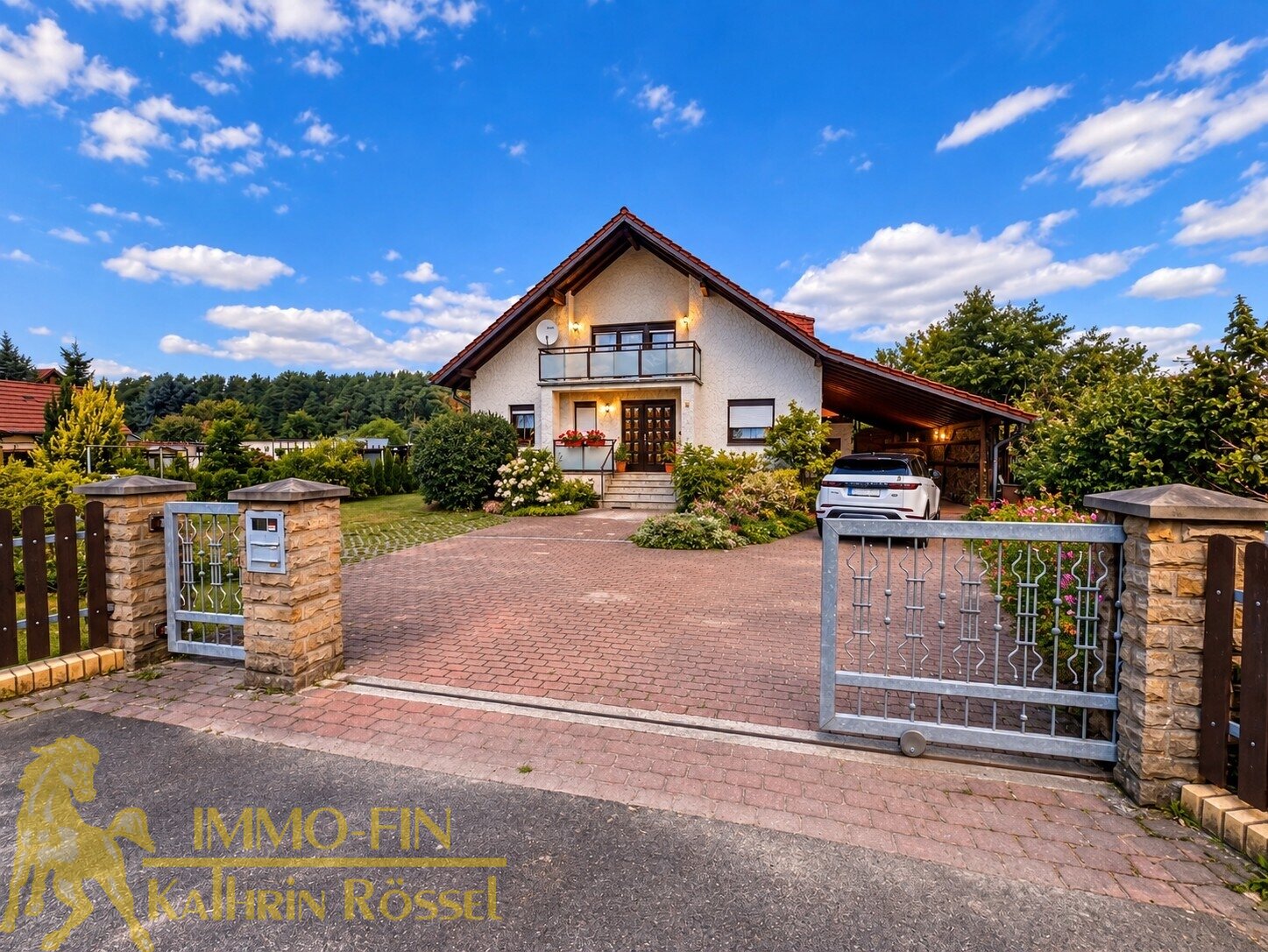 Zufahrt zum Haus Südansicht (KI-optimiert) Zufahrt zum Haus Südansicht (KI-optimiert)