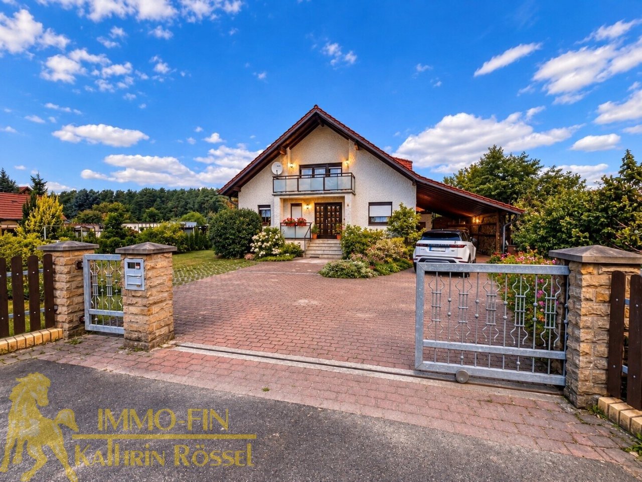 Zufahrt zum Haus Südansicht (KI-optimiert) Zufahrt zum Haus Südansicht (KI-optimiert)