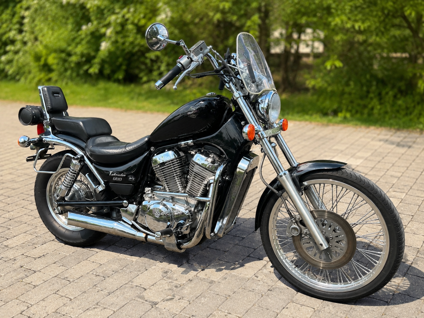 Suzuki Intruder 800 - schräg vorn rechte Seite